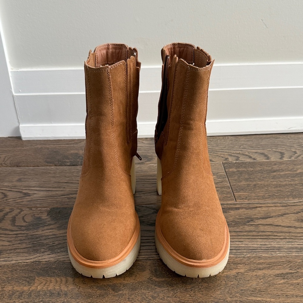 Elegant Tan Heeled Boots​ - Picture 3 of 6